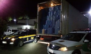 Ação conjunta PRF e PM recupera caminhão roubado com 500 mil maços de cigarros contrabandeados em Capinzal