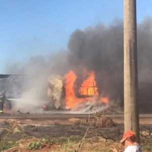 Colisão entre 4 veículos na BR-163 deixa ao menos um carbonizado