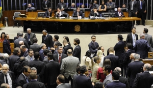 Ministério Público entra com ação contra plano de aposentadoria de deputados