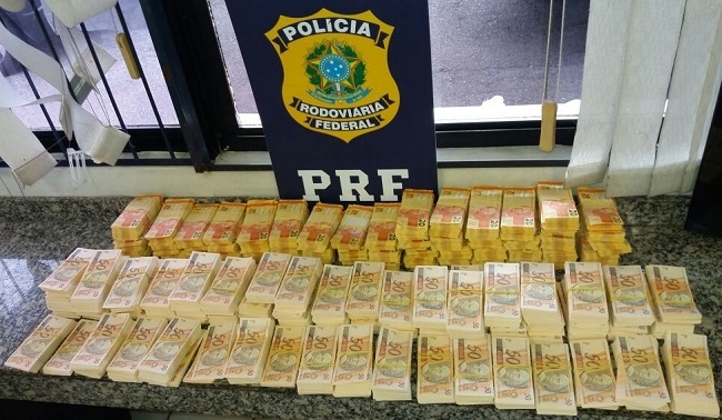 PRF apreende R$ 800 mil em notas falsas no Paraná