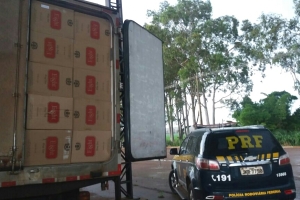 PRF intercepta dois caminhões carregados de cigarros contrabandeados do Paraguai na BR- 163