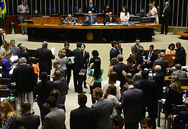 PLP que prevê congelamento salarial e demissões no serviço público tem votação prevista para próxima terça