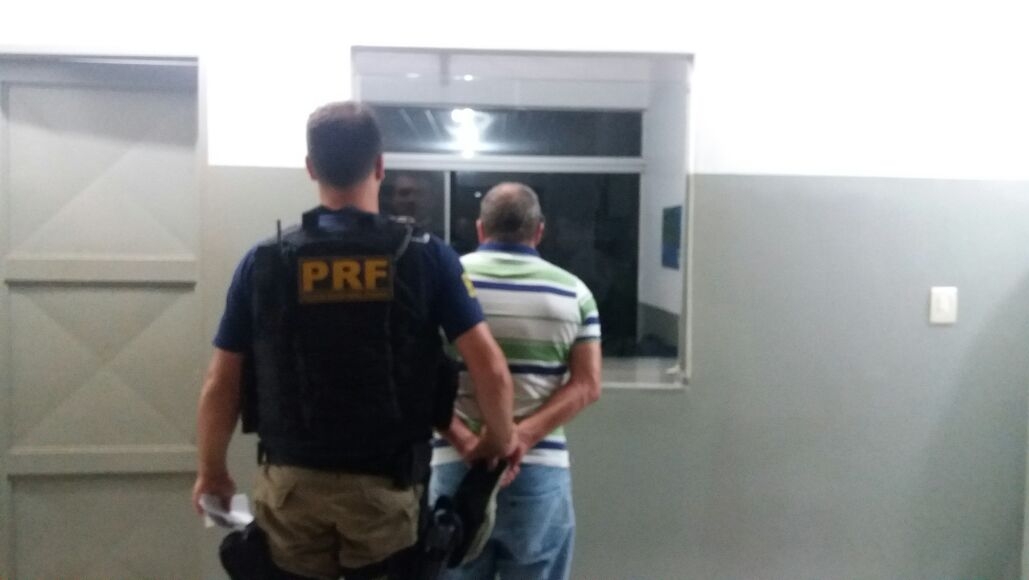 PRF prende homem com mandado de prisão em aberto 