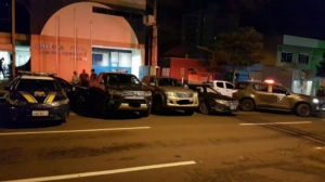PRF e  BPCHOQUE/PM recupera 4 caminhonetes e prende 6 pessoas 